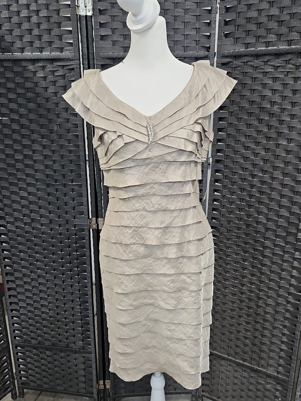 NWT Size 4 Taupe/Sand Cap Sleeve Tiered Shimmer Cocktail Dress by London Times